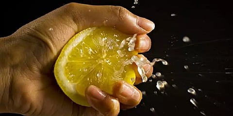 சூடான உணவில் எலுமிச்சைச் சாற்றை பிழியக்கூடாது.. காரணம் இதுதான்!?