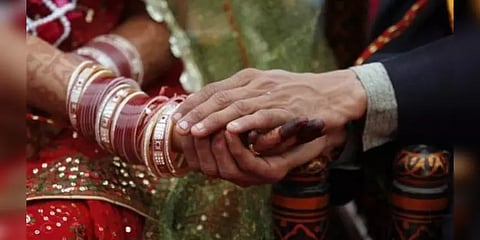 திருமணமாகி 8 ஆண்டுகளுக்கு பின், தனது கணவன் ஒரு பெண் என்பதை கண்டறிந்த மனைவி!