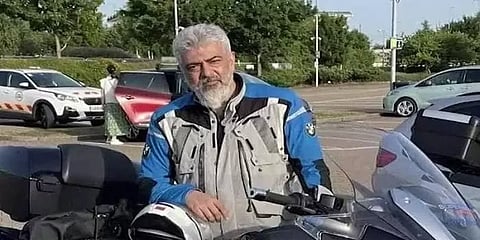 ‘நான் என்ன கொலைக்காரனா? கொள்ளைக்காரனா?’ - ரசிகரை வம்பிழுத்த நடிகர் அஜித்; வைரல் வீடியோ