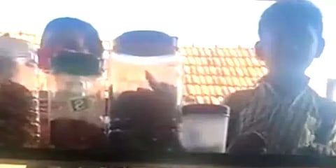 உங்களுக்கெல்லாம் தின்பண்டம் தரமாட்டோம் - பட்டியலின மாணவர்களுக்கு நேர்ந்த கொடுமை