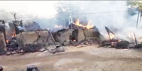 கடலூர்: மின்கசிவு காரணமாக 4 வீடுகள் எரிந்து நாசம் -ரூ.5 லட்சம் மதிப்பிலான பொருட்கள் சேதம்