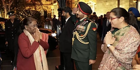 ராணி எலிசபெத் இறுதி சடங்கில் பங்கேற்க லண்டன் சென்றடைந்தார் இந்திய குடியரசுத் தலைவர்