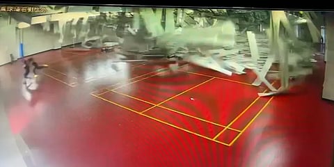 தைவானில் சக்திவாய்ந்த நிலநடுக்கம் - ஜிம் மேற்கூரை இடிந்து விழும் பரபரப்பு காட்சி