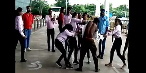 ’’சம்பளம் இல்லை’’ மேனேஜர் நம்பரை கேட்ட டிரைவரை கொடூரமாக தாக்கிய பெண்கள் - வைரலாகும் வீடியோ