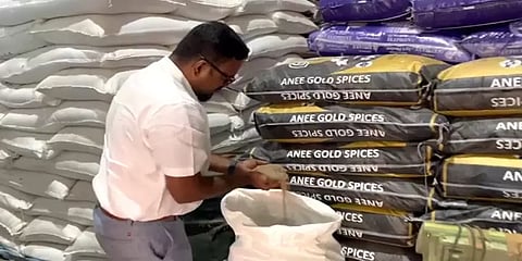 சேலம்: தனியார் உணவு தானிய சேமிப்பு கிடங்கில் சோதனை - கலப்பட சீரகம், சோம்பு பறிமுதல்