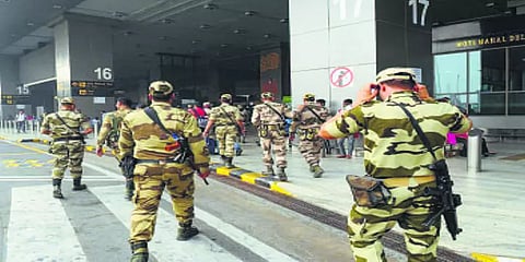 விமான நிலைய பாதுகாப்புப் பணி இனி தனியார்மயமா? - பின்னணியும், விளைவுகளும் என்னென்ன?