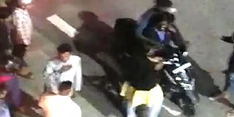 கர்நாடகா: இளம் பெண்ணுக்காக நடுரோட்டில் சண்டையிட்டுக் கொண்ட இளைஞர்கள்