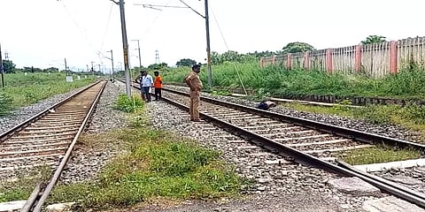 தண்டவாளம் அருகே சிதறிக்கிடந்த இளைஞர் உடல்: கொலையா? தற்கொலையா? - ரயில்வே போலீஸ் விசாரணை