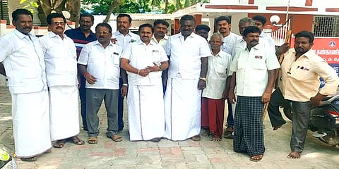 ஓபிஎஸ் ஆதரவாளர்கள் படங்களை பேனரில் போட்டு வம்பிழுக்க முயற்சி- இபிஎஸ் தரப்பினர் மீது புகார்