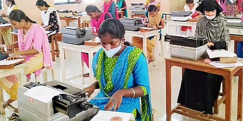 பழைய முறைப்படி தட்டச்சு தேர்வு நடத்துவதற்கான தனி நீதிபதியின் உத்தரவிற்கு தடை!