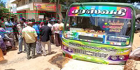 கோவை: குடிநீர் குழாய் பதிக்கத் தோண்டிய குழியில் சிக்கிய தனியார் பேருந்து!