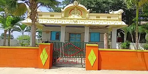 கர்நாடகா: சாமி சிலைகளை தொட்ட பட்டியலின சிறுவனின் குடும்பத்திற்கு ரூ.60 ஆயிரம் அபராதம்!