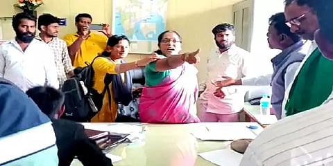 ஆலோசனை கூட்டத்தில் ஆவேசமாக பேசி ஆவணங்களை தூக்கி எறிந்த பெண் வட்டாட்சியர்!!