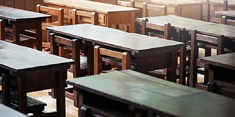 ஆசிரியரின் அலட்சியம்! - 18 மணிநேரம் வகுப்பறைக்குள்ளேயே சிக்கி தவித்த 7 வயது சிறுமி