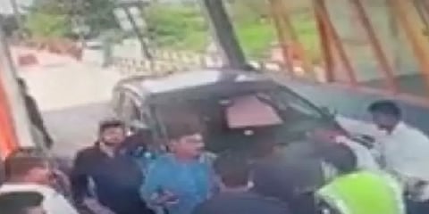 'எங்க கிட்டயே டோல் கட்டணம் கேப்பியா?' - சுங்க ஊழியர்களிடம் சண்டையிட்ட TRS கட்சியினர்!