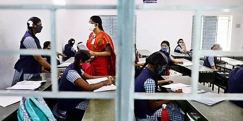 `182 தற்காலிக ஆசிரியர்களை நியமித்துக் கொள்ளவும்’- பள்ளிக்கல்வித்துறை உத்தரவு