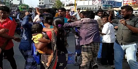 பேருந்து நிலையத்தில் மதுபோதையில் ஒருவரையொருவர் தாக்கிகொண்ட கும்பல்.. ஓமலூர் பரபரப்பு!