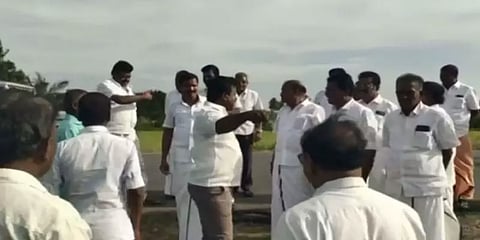 புதிய மின்மாற்றியை தொடங்கி வைப்பதில் திமுக - அதிமுக இடையே போட்டா போட்டி