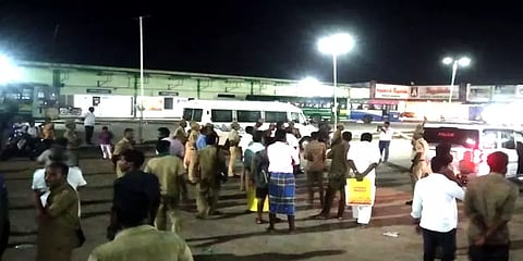 திருவாரூர்: அரசு பேருந்துகளின் கண்ணாடியை சராமாரியாக உடைத்துச்சென்ற மர்ம நபர்கள்