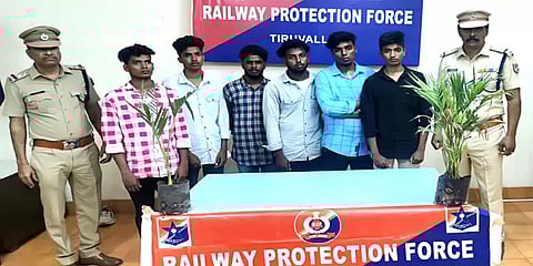 பட்டாக் கத்தியுடன் ரயிலில் அலப்பறை! கல்லூரி மாணவர்களை ஸ்கெட்ச் போட்டு தூக்கிய போலீசார்!