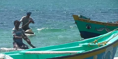 பட்டினியினிலிருந்து காக்க தெர்மாகோல் மிதவையில் மீன்பிடி.. ராமேஸ்வரம் மீனவர்களின் துயரம்!!