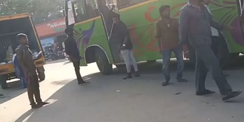 ’நேரத்துக்கு பேருந்து எடு;டிக்கெட் ஏத்தணும்’-மினி பஸ் நடத்துனர் ஓட்டுநர்கள் இடையே கைகலப்பு