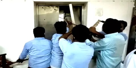 செங்கல்பட்டு: அரசு மருத்துவமனை லிப்டில் மாட்டிக் கொண்ட பெண் ஊழியர் மீட்பு