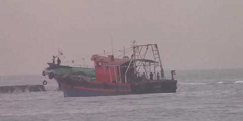 கன்னியாகுமரி: நடுக்கடலில் கவிழ்ந்த விசைப்படகு - தத்தளித்த 19 மீனவர்கள் பத்திரமாக மீட்பு