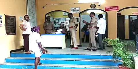 நடுரோட்டில் சந்தேகத்துக்கிடமாக நின்றிருந்த வாகனம்.. சோதனை செய்த போது ஷாக் ஆன போலீசார்!