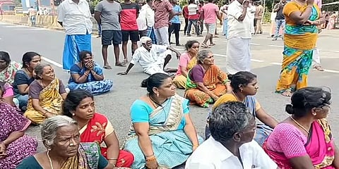 உணவக ஊழியர் தாக்கியதாலேயே என் மகன் உயிரிழந்தார்: தந்தை புகார் - சாலைமறியல்