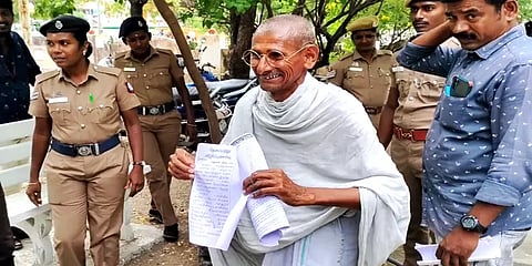 கர்நாடகா டூ கன்னியாகுமரி: காந்தி வேடமிட்டு விழிப்புணர்வு பாத யாத்திரை செல்லும் முதியவர்