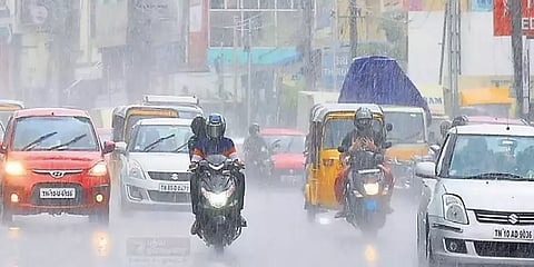 திடீரென வெளுத்து வாங்கிய மழை - சென்னையின் சாலைகளில் நிரம்பிவழிந்த தண்ணீர்