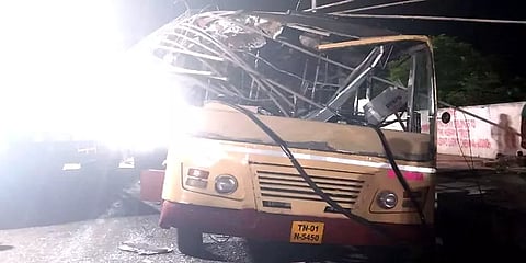 மாநகர பேருந்து மீது மெட்ரோ ரயில் பணியில் இருந்த கிரேன் விழுந்து விபத்து - 5 பேர் காயம்