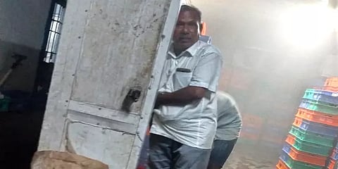 ஆவினில் பால் பாக்கெட்டை திருடும் ஊழியர்: வீடியோ வெளியான நிலையில் சஸ்பெண்ட்