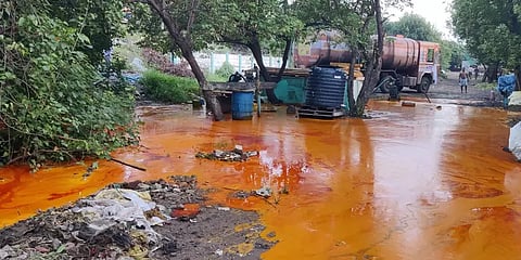 காசிமேடு: டன் கணக்கில் கசிந்த கச்சா எண்ணெய்; பாதாள சாக்கடை நீருடன் கலந்து ஓடிய அவலம்!