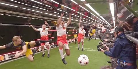 20 ஆயிரம் அடிக்கு மேல் புவியீர்ப்பு விசை இல்லாத இடத்தில் கால்பந்து விளையாடி கின்னஸ் சாதனை!