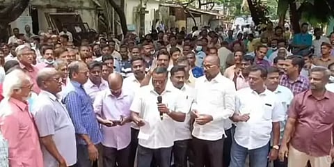 தனியார்மயமாகும் புதுச்சேரி மின்துறை!? காலவரையற்ற வேலைநிறுத்த போராட்டத்தில் ஊழியர்கள்!