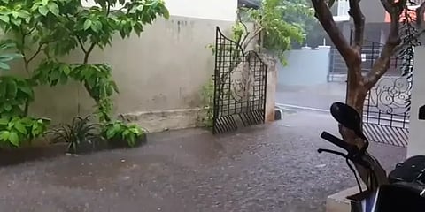 மிரட்டிய இடி..! மின்னல்..! சென்னையில் நிற்காமல் வெளுத்து வாங்கிய கனமழை!