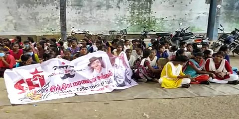 கல்லூரிக்கு நிரந்தர கட்டடம் வேண்டும்: காத்திருப்பு போராட்டத்தில் ஈடுபட்டுள்ள மாணவர்கள்