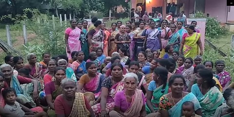 ”பயன்பாட்டிலிருந்த இடுகாட்டில் தனியார் வேலி அமைப்பதா?”-போராட்டத்தில் இறங்கிய கிராம மக்கள்!