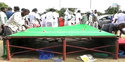 மதுரை விமான நிலையத்தில் மேடை மற்றும் ப்ளக்ஸ் பேனர் - அதிமுகவினர் மீது வழக்கு