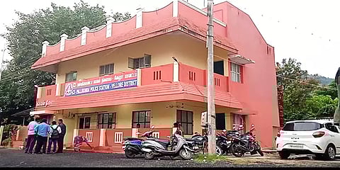 வேலூர்: கேரளாவுக்கு லாரியில் கடத்தப்பட இருந்த ரூ.10 கோடி பறிமுதல் - 4 பேர் கைது