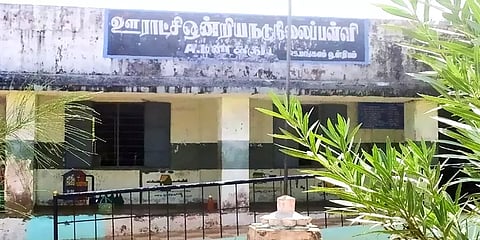 தேர்வுக்கு முன்பே கேள்வித்தாள் வெளியான விவகாரம் - 2 ஆசிரியர்கள் உட்பட 3 பேர் சஸ்பெண்ட்