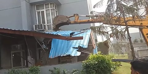 உ.பி: மீண்டும் ஆக்கிரமிப்பை அகற்ற வந்த புல்டோசர்.. கலாட்டா செயத பாஜக நிர்வாகியின் மனைவி!!