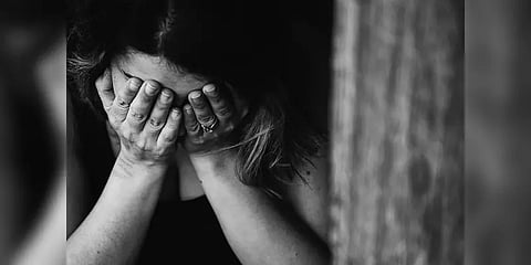 ஜார்கண்ட்: மாணவிகளுக்கு ஆபாச படங்களை காட்டிய ஆசிரியை! கிராமத்தினர் கொடுத்த கொடூர தண்டனை!