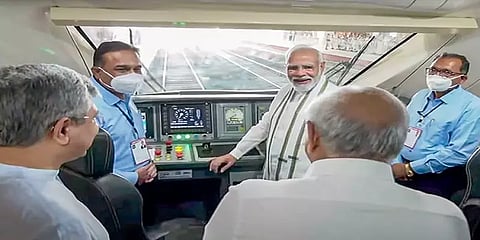 பிரதமர் மோடி துவக்கி வைத்த "வந்தே பாரத்" ரயிலில் இவ்வளவு சிறப்பம்சங்களா!? இதோ பட்டியல்!