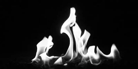 சாலையில் திடீரென தீப்பிடித்த கார் - முன்கூட்டியே சுதாரித்ததால் உயிர்பலி தவிர்ப்பு