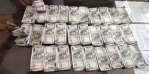 சாலையோரம் கொட்டிக்கிடந்த ரூ.500 கட்டுகள்: ஆசையில் அள்ளிச்சென்ற மக்கள் - போலீசார் விசாரணை