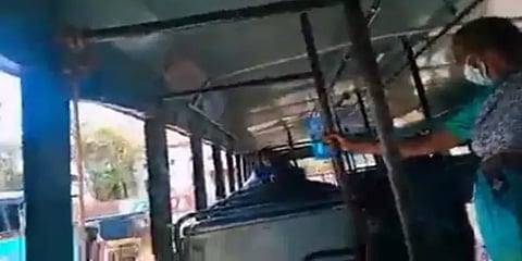 பேருந்தில் பயணிகளை தகாத வார்த்தையால் திட்டிய பெண் நடத்துனர்! சர்ச்சையைக் கிளப்பிய வீடியோ!