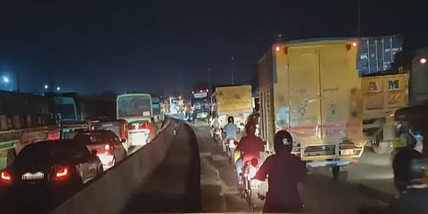 ஆயுத பூஜை சிறப்பு பேருந்துகளை நிறுத்த வசதியில்லை... பெங்களூரு நெடுஞ்சாலையில் வாகன நெரிசல்!